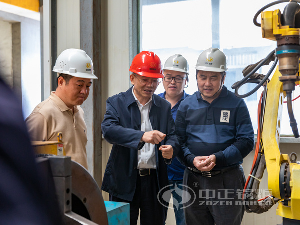 總經理張國平先生講解中正鍋爐機器人焊接設備的優勢